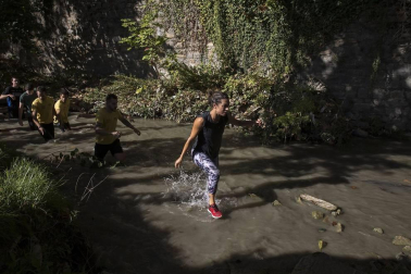 Medio millar de 'gladiadores' participaron este sábado en el Gladiators Day y superaron una treintena de obstáculos en 7 kilómetros por el campus de la Universidad de Navarra