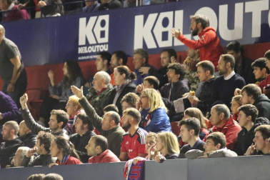 Todas las fotos del búscate en la grada del Osasuna - Villarreal