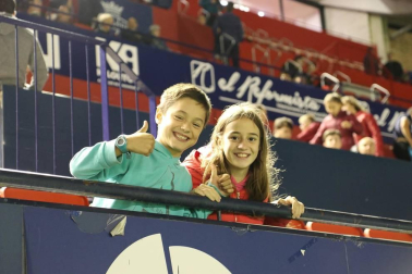 Todas las fotos del búscate en la grada del Osasuna - Villarreal