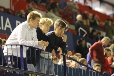 Todas las fotos del búscate en la grada del Osasuna - Villarreal
