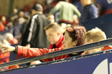 Todas las fotos del búscate en la grada del Osasuna - Villarreal