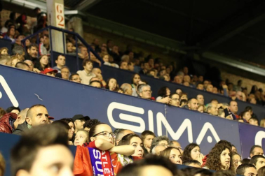 Todas las fotos del búscate en la grada del Osasuna - Villarreal