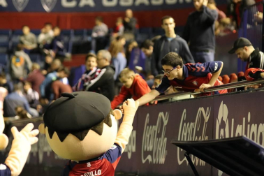 Todas las fotos del búscate en la grada del Osasuna - Villarreal