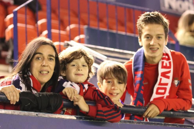 Todas las fotos del búscate en la grada del Osasuna - Villarreal