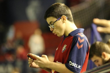 Todas las fotos del búscate en la grada del Osasuna - Villarreal