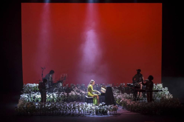 La pamplonesa debutaba en su casa y ese hecho, en parte, le generaba un nerviosismo que ha reconocido al inicio del concierto. “No os imagináis la ilusión que me hace cantar aquí. Estaba a punto de llorar antes de salir”, ha confesado