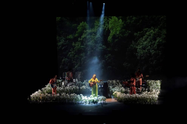 La pamplonesa debutaba en su casa y ese hecho, en parte, le generaba un nerviosismo que ha reconocido al inicio del concierto. “No os imagináis la ilusión que me hace cantar aquí. Estaba a punto de llorar antes de salir”, ha confesado