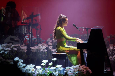 La pamplonesa debutaba en su casa y ese hecho, en parte, le generaba un nerviosismo que ha reconocido al inicio del concierto. “No os imagináis la ilusión que me hace cantar aquí. Estaba a punto de llorar antes de salir”, ha confesado