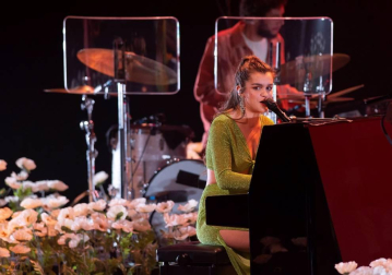 La pamplonesa debutaba en su casa y ese hecho, en parte, le generaba un nerviosismo que ha reconocido al inicio del concierto. “No os imagináis la ilusión que me hace cantar aquí. Estaba a punto de llorar antes de salir”, ha confesado