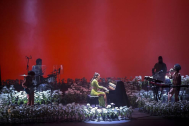 La pamplonesa debutaba en su casa y ese hecho, en parte, le generaba un nerviosismo que ha reconocido al inicio del concierto. “No os imagináis la ilusión que me hace cantar aquí. Estaba a punto de llorar antes de salir”, ha confesado