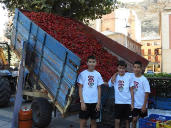 Lodosa se vistió el sábado de rojo, mientras que sus calles se perfumaron con el olor del pimiento asado.