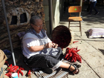 Lodosa se vistió el sábado de rojo, mientras que sus calles se perfumaron con el olor del pimiento asado.
