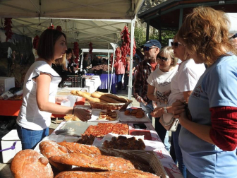Lodosa se vistió el sábado de rojo, mientras que sus calles se perfumaron con el olor del pimiento asado.