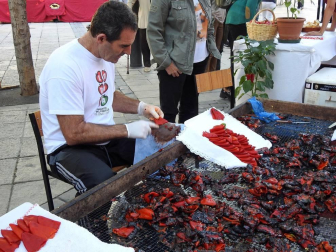 Lodosa se vistió el sábado de rojo, mientras que sus calles se perfumaron con el olor del pimiento asado.