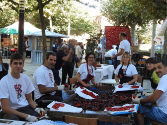 Lodosa se vistió el sábado de rojo, mientras que sus calles se perfumaron con el olor del pimiento asado.
