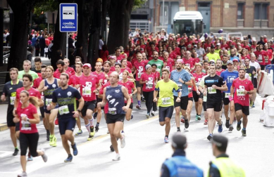 El centro de Pamplona ha sido el escenario de la VI Carrera Solidaria Navarra por ANFAS que impulsa cada año Laboral Kutxa y que en esta edición ha recaudado entre 15.000 y 16.000 euros.