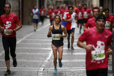 El centro de Pamplona ha sido el escenario de la VI Carrera Solidaria Navarra por ANFAS que impulsa cada año Laboral Kutxa y que en esta edición ha recaudado entre 15.000 y 16.000 euros.