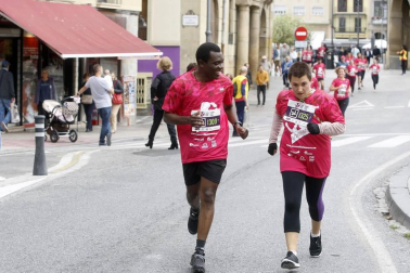 El centro de Pamplona ha sido el escenario de la VI Carrera Solidaria Navarra por ANFAS que impulsa cada año Laboral Kutxa y que en esta edición ha recaudado entre 15.000 y 16.000 euros.