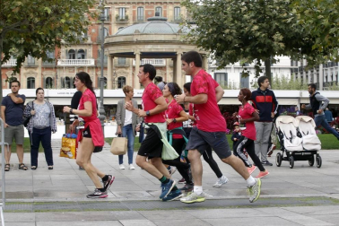 El centro de Pamplona ha sido el escenario de la VI Carrera Solidaria Navarra por ANFAS que impulsa cada año Laboral Kutxa y que en esta edición ha recaudado entre 15.000 y 16.000 euros.