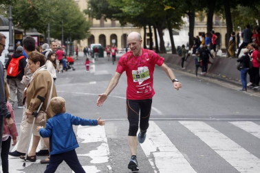 El centro de Pamplona ha sido el escenario de la VI Carrera Solidaria Navarra por ANFAS que impulsa cada año Laboral Kutxa y que en esta edición ha recaudado entre 15.000 y 16.000 euros.