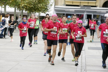 El centro de Pamplona ha sido el escenario de la VI Carrera Solidaria Navarra por ANFAS que impulsa cada año Laboral Kutxa y que en esta edición ha recaudado entre 15.000 y 16.000 euros.