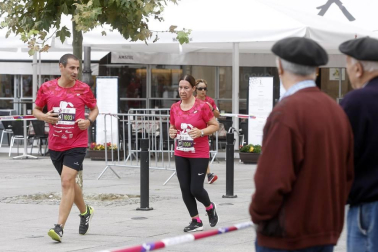 El centro de Pamplona ha sido el escenario de la VI Carrera Solidaria Navarra por ANFAS que impulsa cada año Laboral Kutxa y que en esta edición ha recaudado entre 15.000 y 16.000 euros.