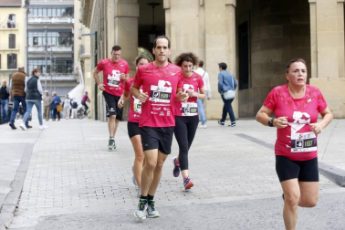 El centro de Pamplona ha sido el escenario de la VI Carrera Solidaria Navarra por ANFAS que impulsa cada año Laboral Kutxa y que en esta edición ha recaudado entre 15.000 y 16.000 euros.