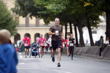 El centro de Pamplona ha sido el escenario de la VI Carrera Solidaria Navarra por ANFAS que impulsa cada año Laboral Kutxa y que en esta edición ha recaudado entre 15.000 y 16.000 euros.