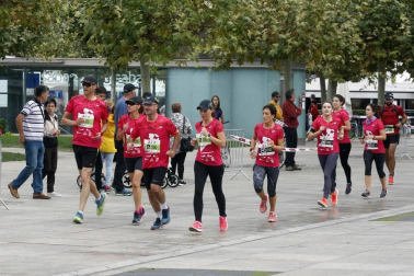 El centro de Pamplona ha sido el escenario de la VI Carrera Solidaria Navarra por ANFAS que impulsa cada año Laboral Kutxa y que en esta edición ha recaudado entre 15.000 y 16.000 euros.