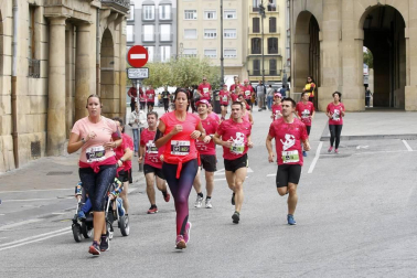El centro de Pamplona ha sido el escenario de la VI Carrera Solidaria Navarra por ANFAS que impulsa cada año Laboral Kutxa y que en esta edición ha recaudado entre 15.000 y 16.000 euros.