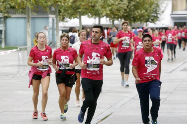 El centro de Pamplona ha sido el escenario de la VI Carrera Solidaria Navarra por ANFAS que impulsa cada año Laboral Kutxa y que en esta edición ha recaudado entre 15.000 y 16.000 euros.