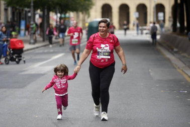 El centro de Pamplona ha sido el escenario de la VI Carrera Solidaria Navarra por ANFAS que impulsa cada año Laboral Kutxa y que en esta edición ha recaudado entre 15.000 y 16.000 euros.