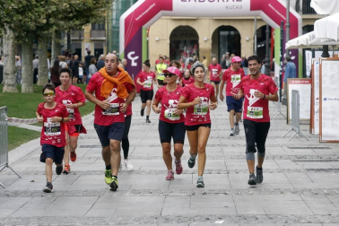 El centro de Pamplona ha sido el escenario de la VI Carrera Solidaria Navarra por ANFAS que impulsa cada año Laboral Kutxa y que en esta edición ha recaudado entre 15.000 y 16.000 euros.