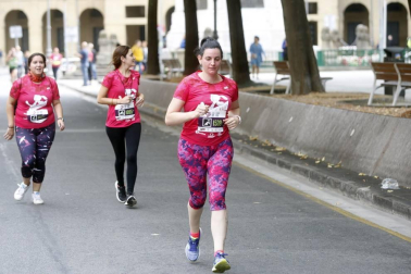 El centro de Pamplona ha sido el escenario de la VI Carrera Solidaria Navarra por ANFAS que impulsa cada año Laboral Kutxa y que en esta edición ha recaudado entre 15.000 y 16.000 euros.