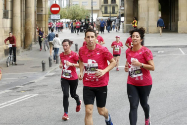 El centro de Pamplona ha sido el escenario de la VI Carrera Solidaria Navarra por ANFAS que impulsa cada año Laboral Kutxa y que en esta edición ha recaudado entre 15.000 y 16.000 euros.