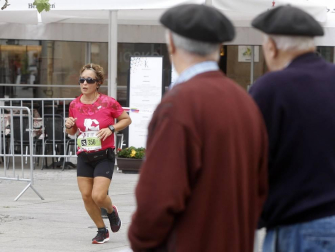 El centro de Pamplona ha sido el escenario de la VI Carrera Solidaria Navarra por ANFAS que impulsa cada año Laboral Kutxa y que en esta edición ha recaudado entre 15.000 y 16.000 euros.