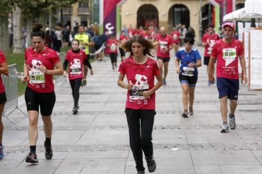 El centro de Pamplona ha sido el escenario de la VI Carrera Solidaria Navarra por ANFAS que impulsa cada año Laboral Kutxa y que en esta edición ha recaudado entre 15.000 y 16.000 euros.