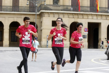 El centro de Pamplona ha sido el escenario de la VI Carrera Solidaria Navarra por ANFAS que impulsa cada año Laboral Kutxa y que en esta edición ha recaudado entre 15.000 y 16.000 euros.