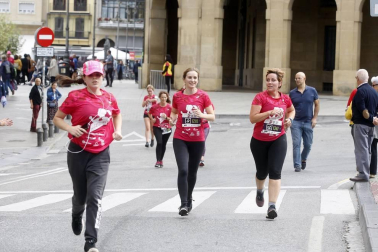 El centro de Pamplona ha sido el escenario de la VI Carrera Solidaria Navarra por ANFAS que impulsa cada año Laboral Kutxa y que en esta edición ha recaudado entre 15.000 y 16.000 euros.