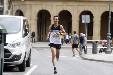 El centro de Pamplona ha sido el escenario de la VI Carrera Solidaria Navarra por ANFAS que impulsa cada año Laboral Kutxa y que en esta edición ha recaudado entre 15.000 y 16.000 euros.