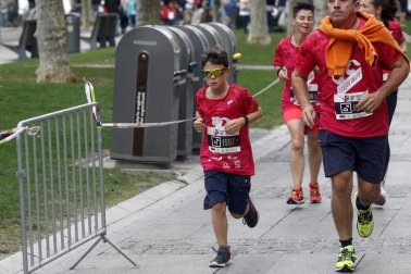 El centro de Pamplona ha sido el escenario de la VI Carrera Solidaria Navarra por ANFAS que impulsa cada año Laboral Kutxa y que en esta edición ha recaudado entre 15.000 y 16.000 euros.