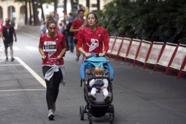 El centro de Pamplona ha sido el escenario de la VI Carrera Solidaria Navarra por ANFAS que impulsa cada año Laboral Kutxa y que en esta edición ha recaudado entre 15.000 y 16.000 euros.