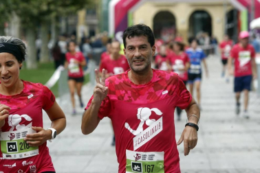 El centro de Pamplona ha sido el escenario de la VI Carrera Solidaria Navarra por ANFAS que impulsa cada año Laboral Kutxa y que en esta edición ha recaudado entre 15.000 y 16.000 euros.