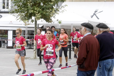 El centro de Pamplona ha sido el escenario de la VI Carrera Solidaria Navarra por ANFAS que impulsa cada año Laboral Kutxa y que en esta edición ha recaudado entre 15.000 y 16.000 euros.