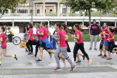 El centro de Pamplona ha sido el escenario de la VI Carrera Solidaria Navarra por ANFAS que impulsa cada año Laboral Kutxa y que en esta edición ha recaudado entre 15.000 y 16.000 euros.