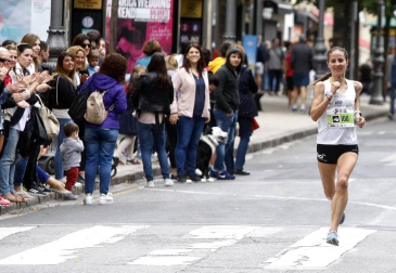 El centro de Pamplona ha sido el escenario de la VI Carrera Solidaria Navarra por ANFAS que impulsa cada año Laboral Kutxa y que en esta edición ha recaudado entre 15.000 y 16.000 euros.