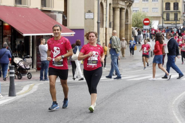 El centro de Pamplona ha sido el escenario de la VI Carrera Solidaria Navarra por ANFAS que impulsa cada año Laboral Kutxa y que en esta edición ha recaudado entre 15.000 y 16.000 euros.