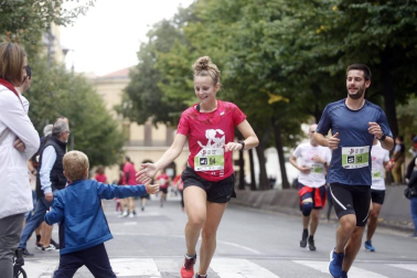 El centro de Pamplona ha sido el escenario de la VI Carrera Solidaria Navarra por ANFAS que impulsa cada año Laboral Kutxa y que en esta edición ha recaudado entre 15.000 y 16.000 euros.