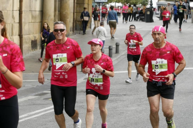 El centro de Pamplona ha sido el escenario de la VI Carrera Solidaria Navarra por ANFAS que impulsa cada año Laboral Kutxa y que en esta edición ha recaudado entre 15.000 y 16.000 euros.