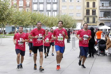 El centro de Pamplona ha sido el escenario de la VI Carrera Solidaria Navarra por ANFAS que impulsa cada año Laboral Kutxa y que en esta edición ha recaudado entre 15.000 y 16.000 euros.